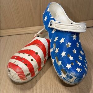 Crocs Classic American Flag clogs Men’s size 12